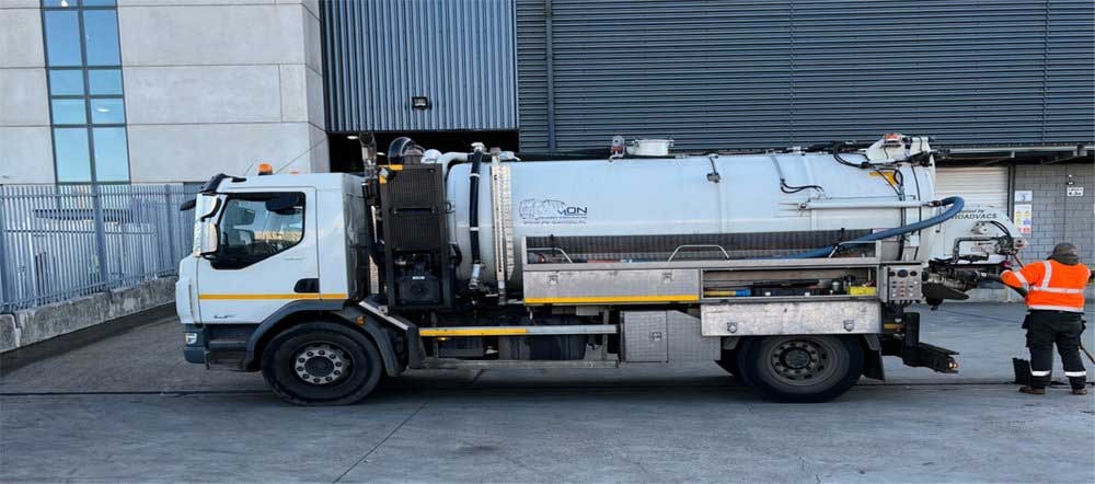 Vacuum tanker on a Berkshire commercial drainage contract handled by Overflow